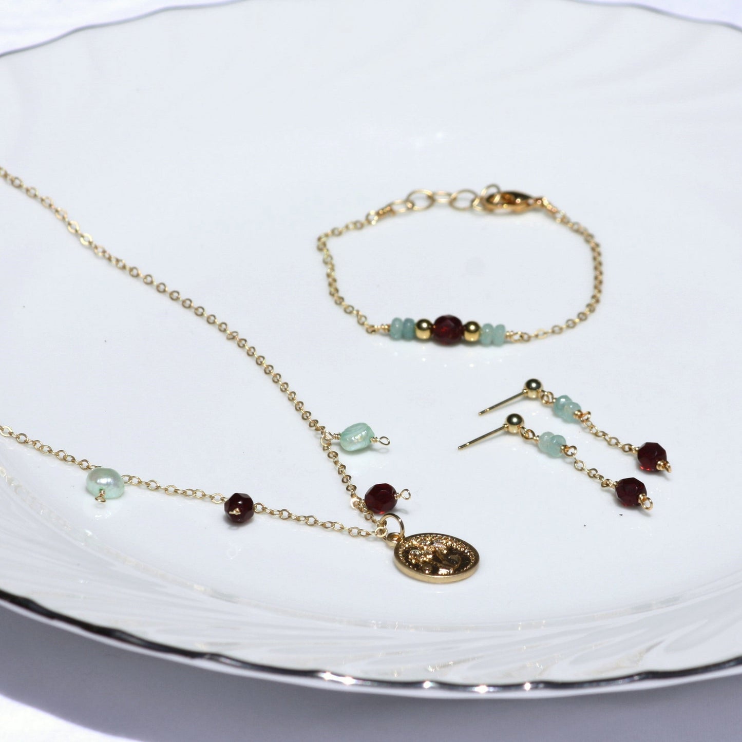 Chain jewelry set with blue pearls and garnet beads. 